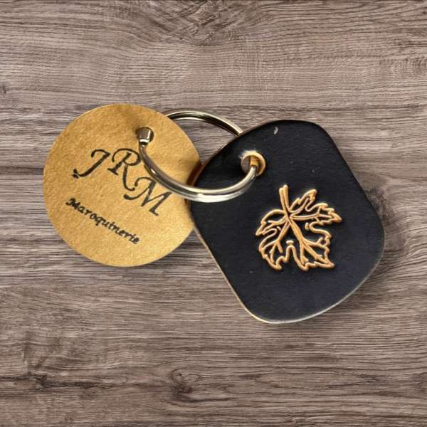 Porte clefs feuille d'érable couleur noire.